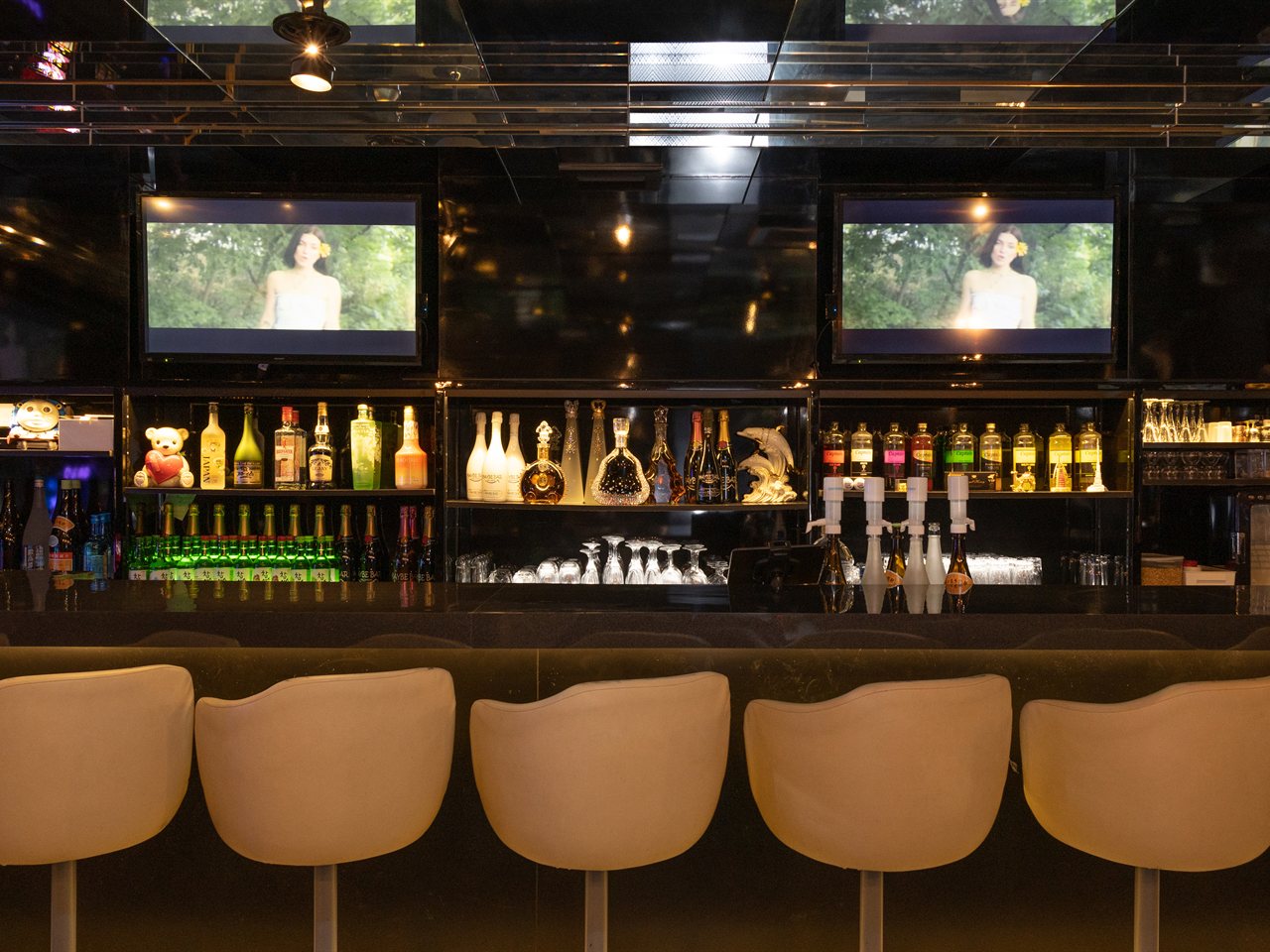MAYBE BAR 店内
