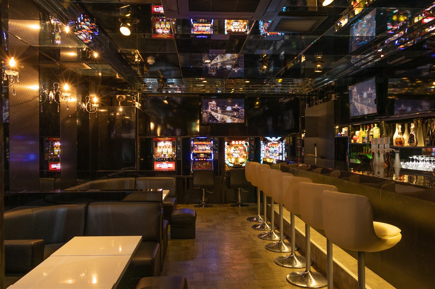 MAYBE BAR 店内・カウンター